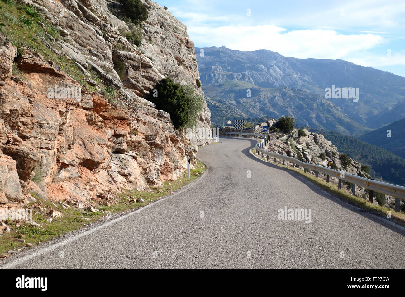 Route de montagne sinueuse, Sierrania de Ronda, Andalousie, espagne. Banque D'Images