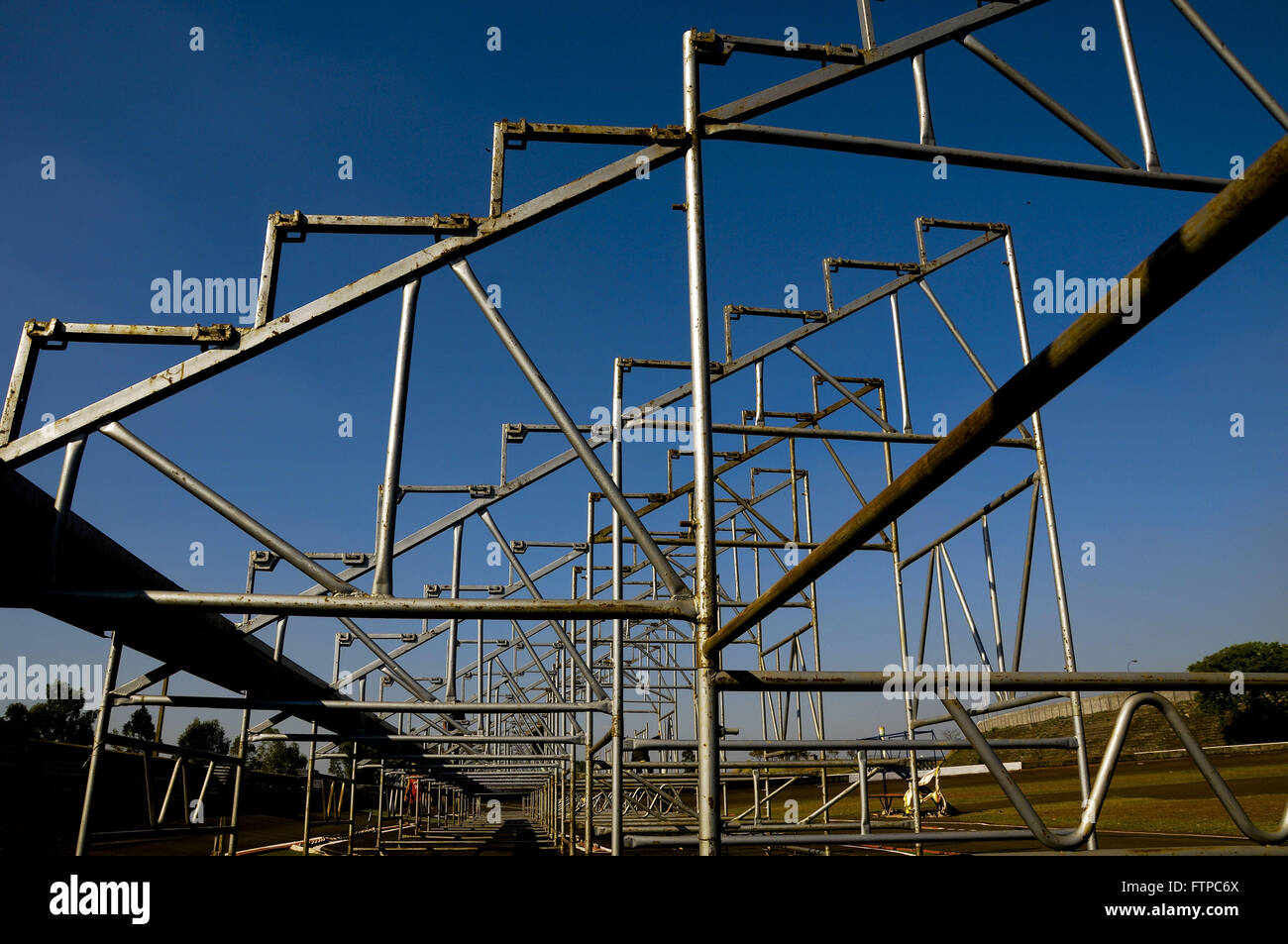 On construit en tribune pour les courses de voitures à Londrina Banque D'Images