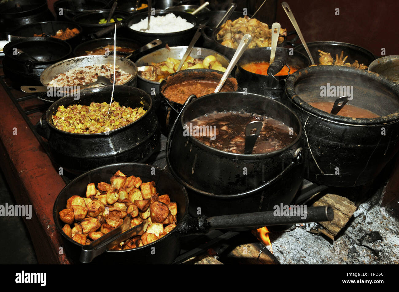 Hillbilly typique des aliments exposés dans le restaurant à la ville de Pouso Alegre Banque D'Images