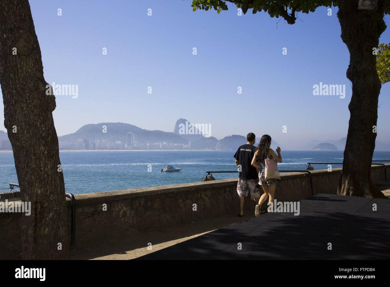 Les touristes à l'Army History Museum et Fort de Copacabana avec pain de sucre dans l'arrière-plan Banque D'Images