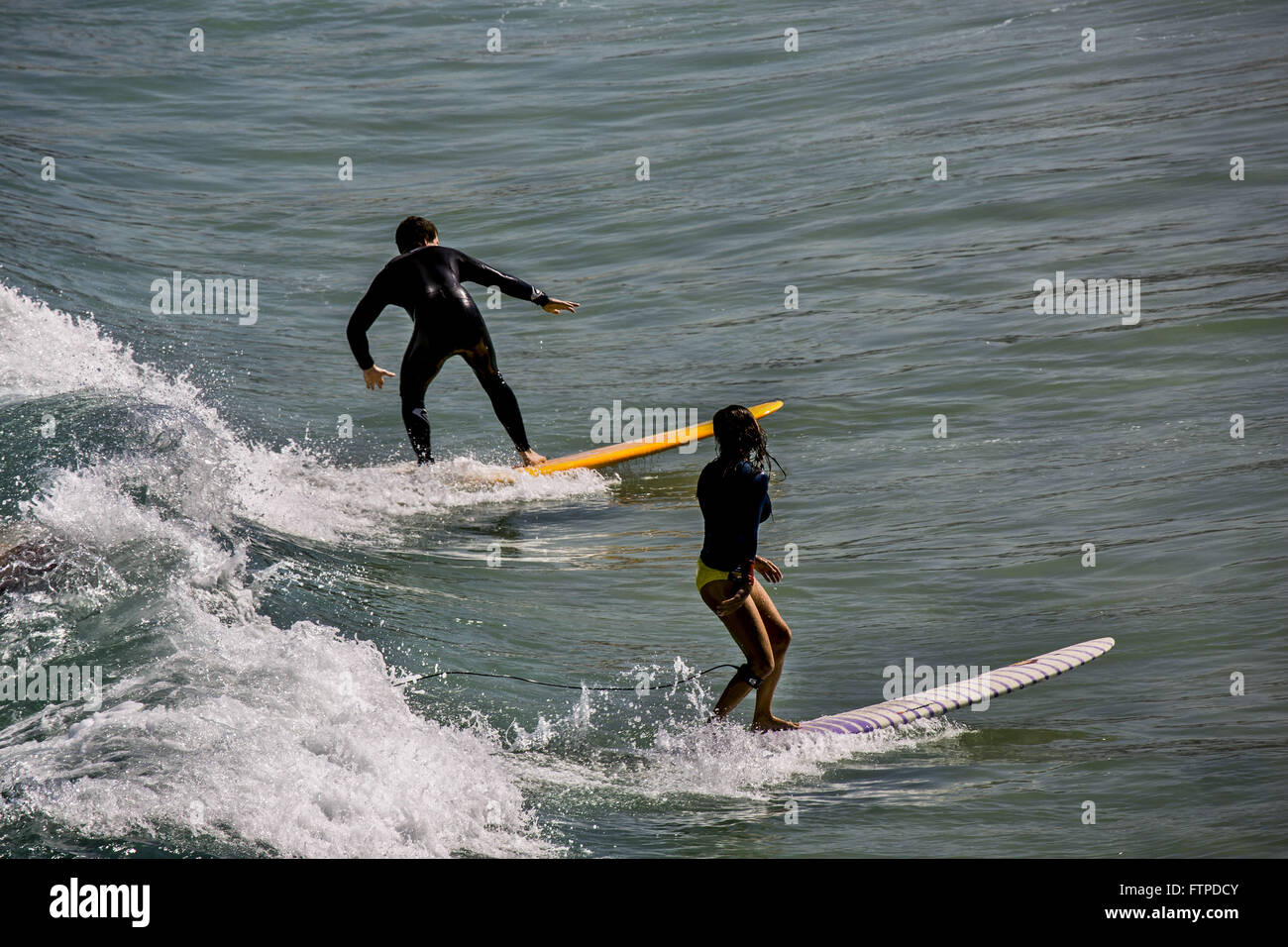 Surfers sur plage de l'Arpoador - zone sud de la capitale ? ? Banque D'Images