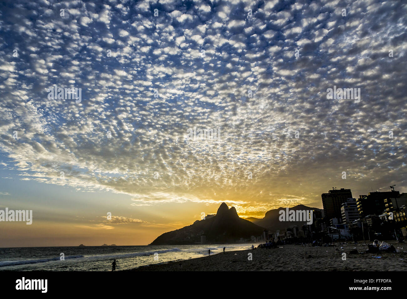 Couchers du soleil à la plage d'Ipanema avec dois les faux frères - sud de la ville Banque D'Images