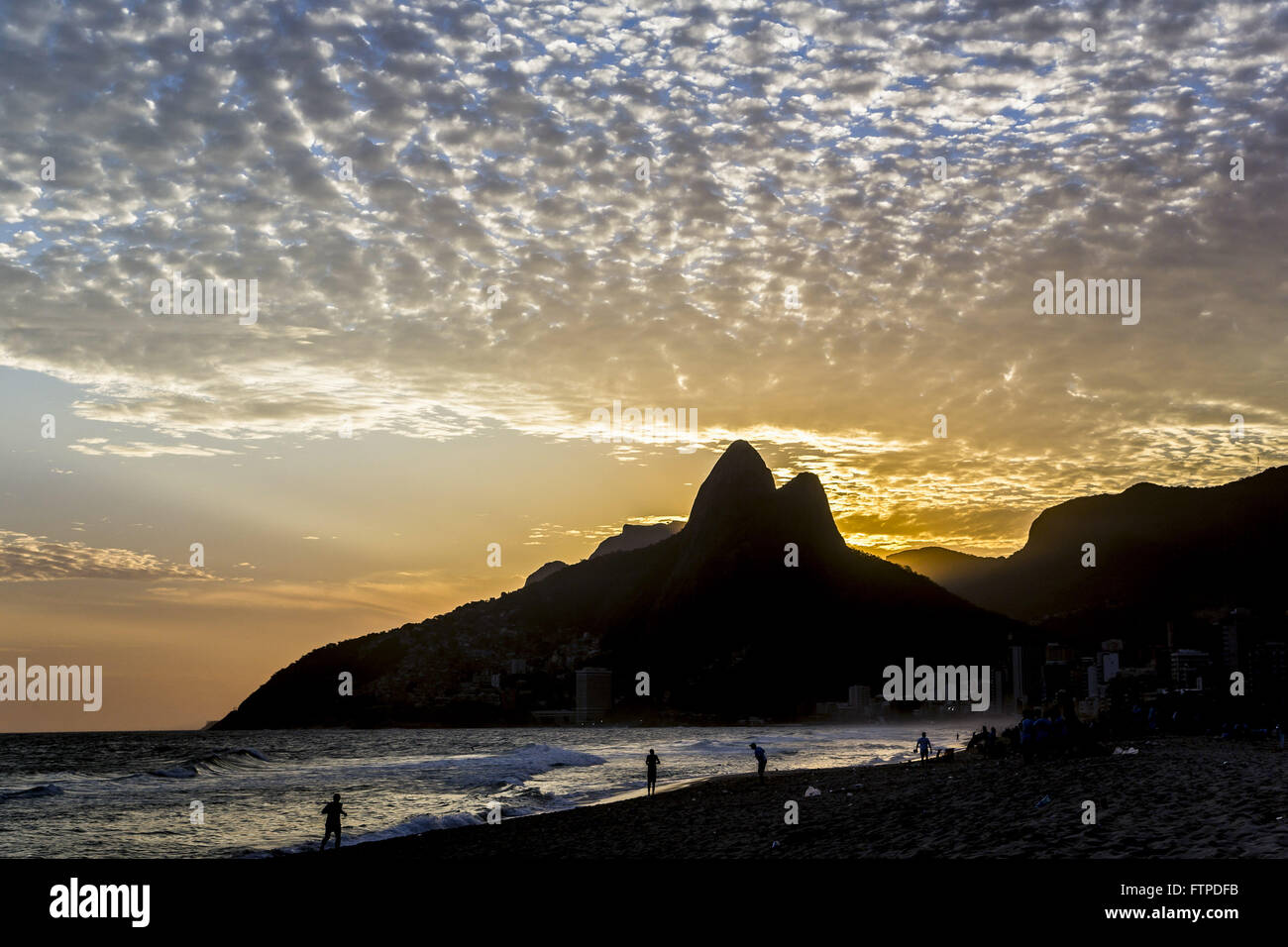Couchers du soleil à la plage d'Ipanema avec dois les faux frères - sud de la ville Banque D'Images