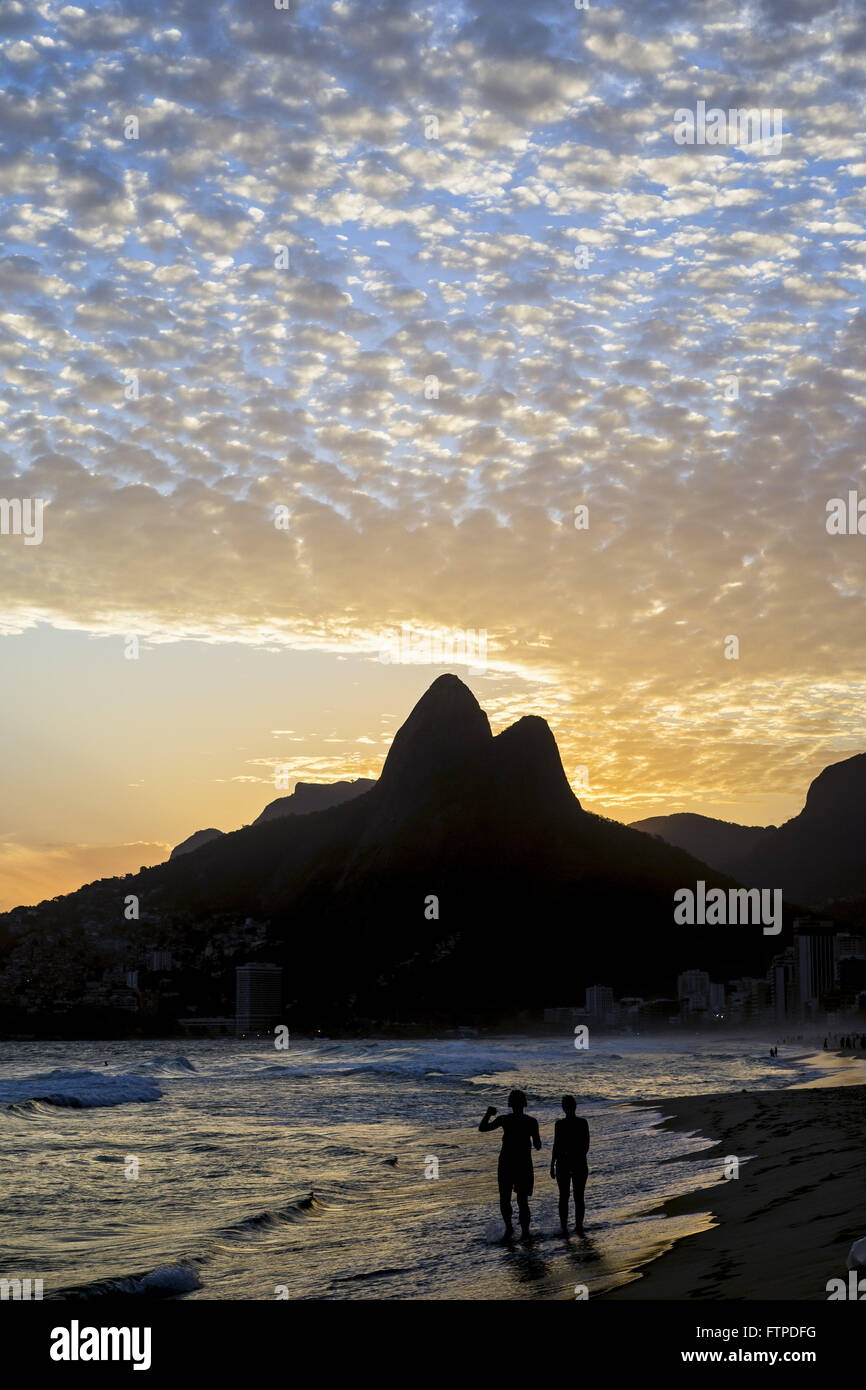 Couchers du soleil à la plage d'Ipanema avec dois les faux frères - sud de la ville Banque D'Images