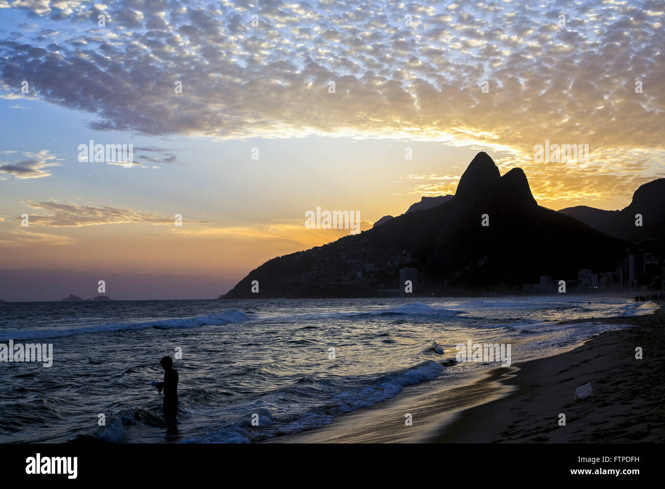 Couchers du soleil à la plage d'Ipanema avec dois les faux frères - sud de la ville Banque D'Images