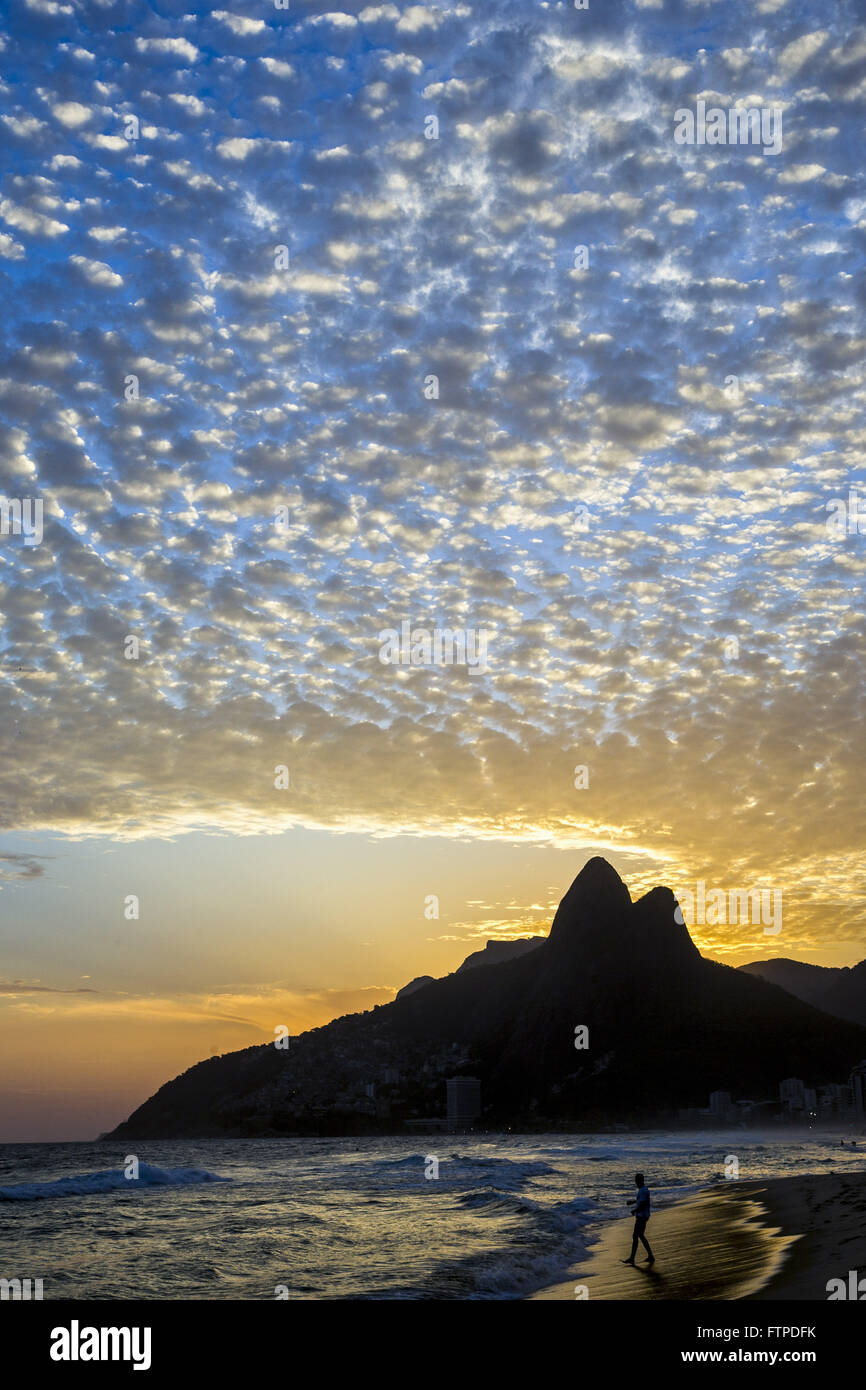 Couchers du soleil à la plage d'Ipanema avec dois les faux frères - sud de la ville Banque D'Images