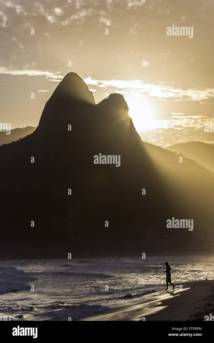Couchers du soleil à la plage d'Ipanema avec dois les faux frères - sud de la ville Banque D'Images