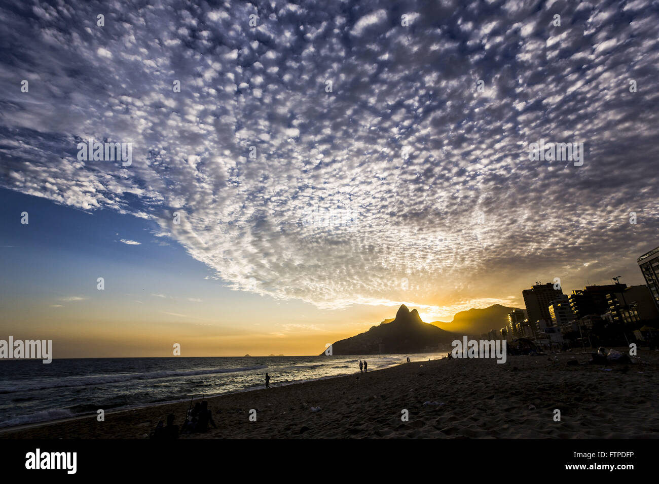 Couchers du soleil à la plage d'Ipanema avec dois les faux frères - sud de la ville Banque D'Images