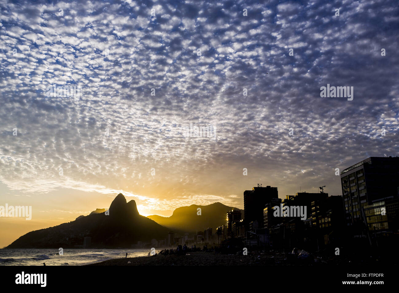 Couchers du soleil à la plage d'Ipanema avec dois les faux frères - sud de la ville Banque D'Images