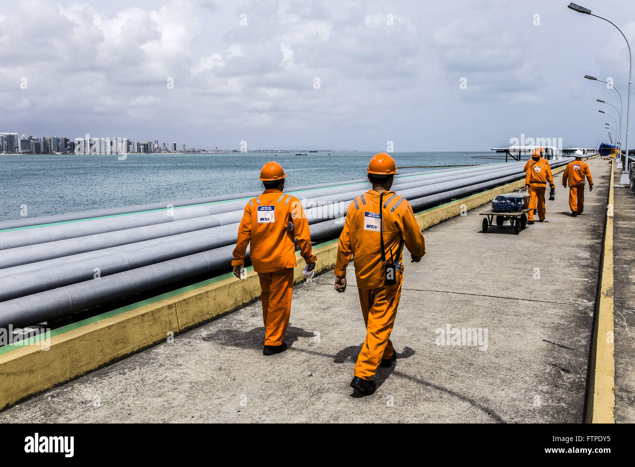 Aux côtés des travailleurs de pipelines de liquides et de gaz combustible dans le port Banque D'Images