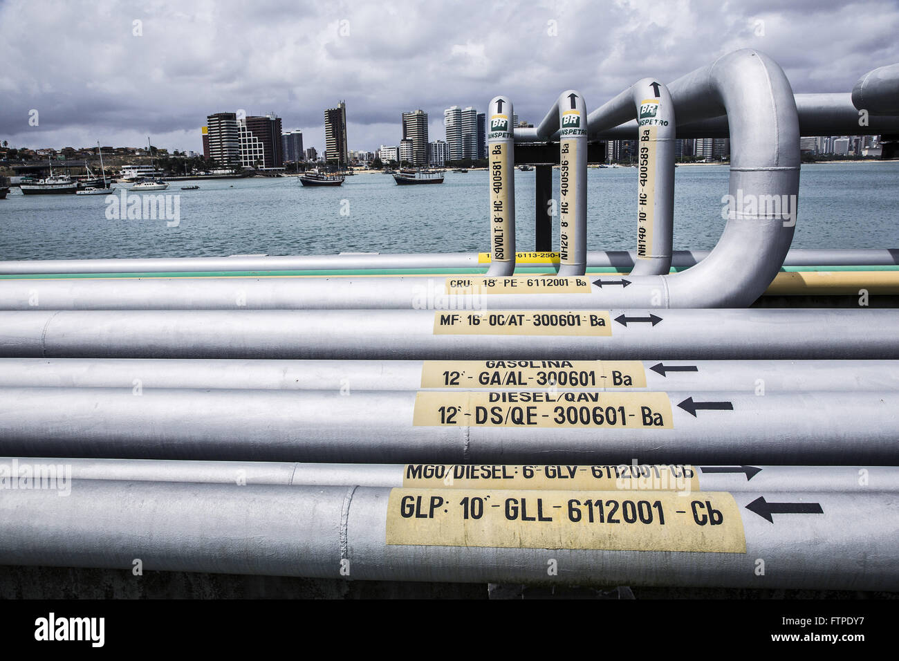 Les pipelines de liquides et de gaz pétrolier dans le port de la jetée Banque D'Images