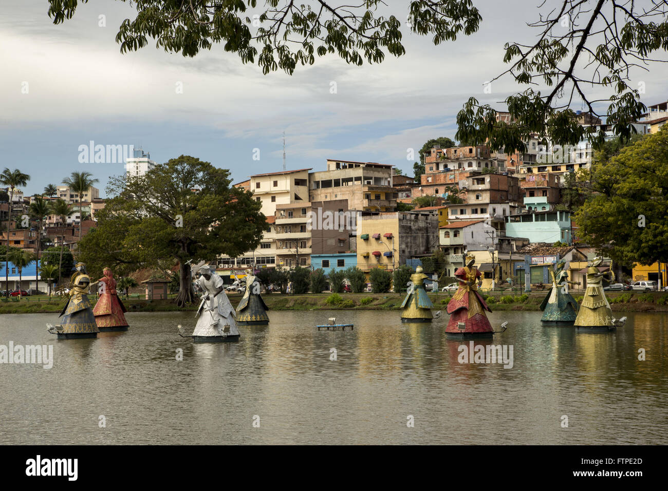 Orishas sculptures de l'artiste Tati Moreno digue dans Tororo Banque D'Images
