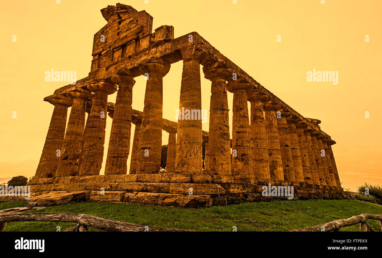 Coucher du soleil d'automne à Paestum - UNESCO World Heritage Site, certains des plus anciens temples grecs conservés dans le monde. Banque D'Images
