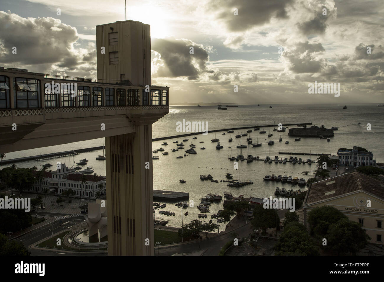 Ascenseur Lacerda marina dans la baie de tous les Saints et Mercado Modelo droit Banque D'Images