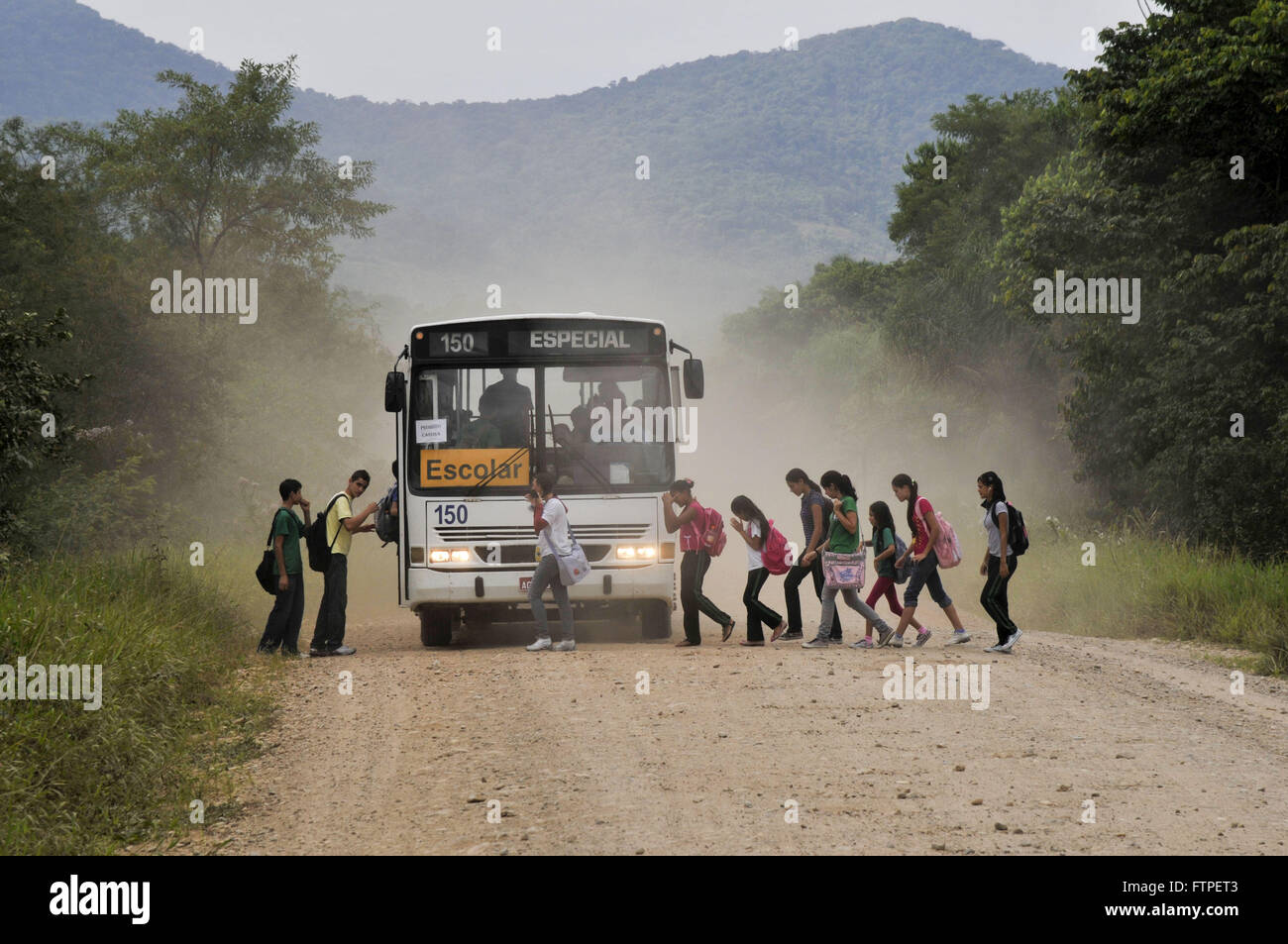 Les élèves à bord de l'autobus sur la route PR-405 côte à Parana Banque D'Images