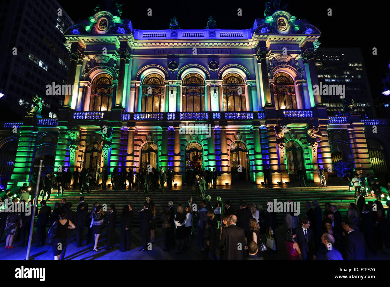 Théâtre Municipal de São Paulo de nuit décorée pour l'événement avec des lumières colorées Banque D'Images