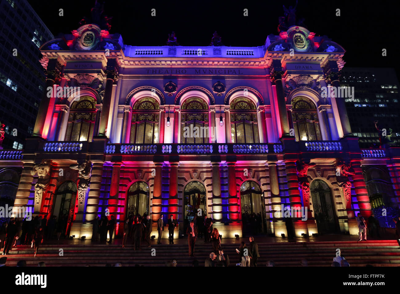 Théâtre Municipal de São Paulo de nuit décorée pour l'événement avec des lumières colorées Banque D'Images