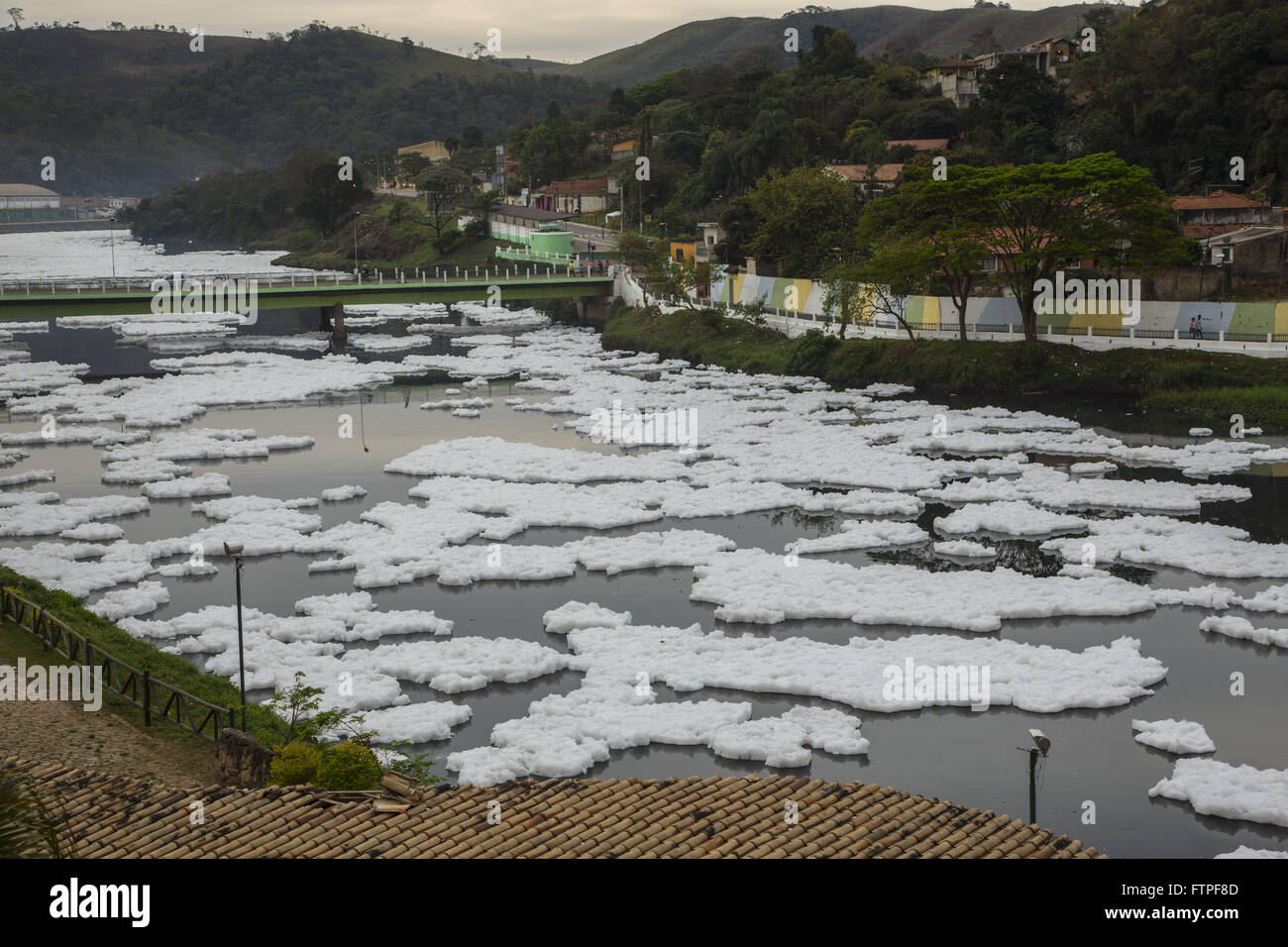 La pollution de la mousse dans les marges de Tietê Rio city Banque D'Images