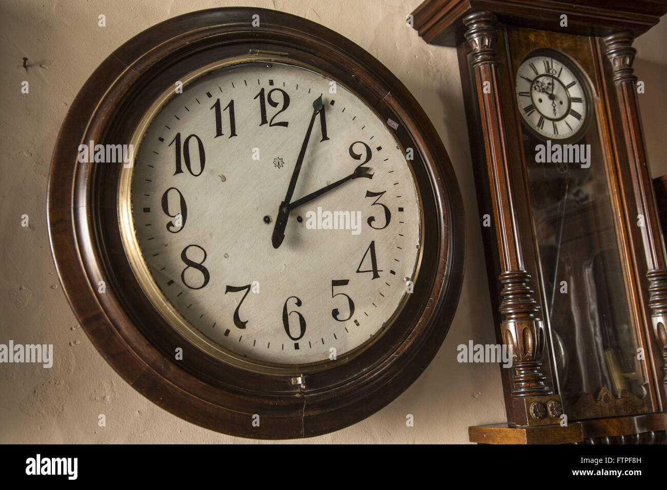 Horloge ancienne à vendre dans un magasin d'antiquités dans le centre-ville  historique Photo Stock - Alamy