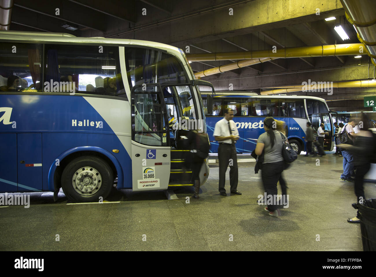 L'embarquement à l'interstate bus voyage - Terminal de bus Tietê Banque D'Images