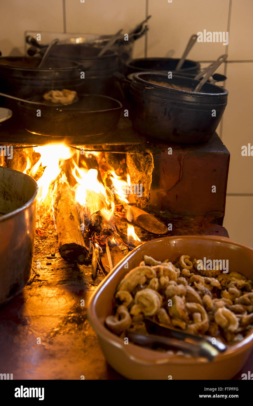 L'alimentation locale en bois cuisinière Banque D'Images