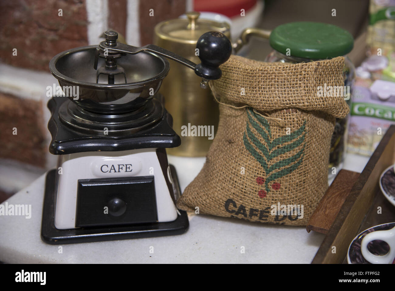 Broyeur et le sac avec les grains de café rôtis dans la commercialisation de magasin Cafe Carmo de Minas Banque D'Images