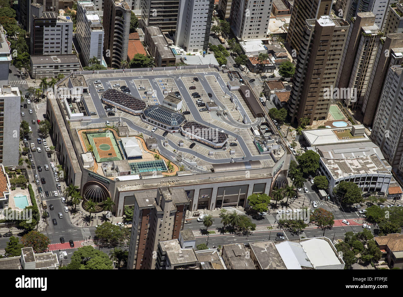 Vue aérienne du centre commercial de quartier - Lourdes Banque D'Images