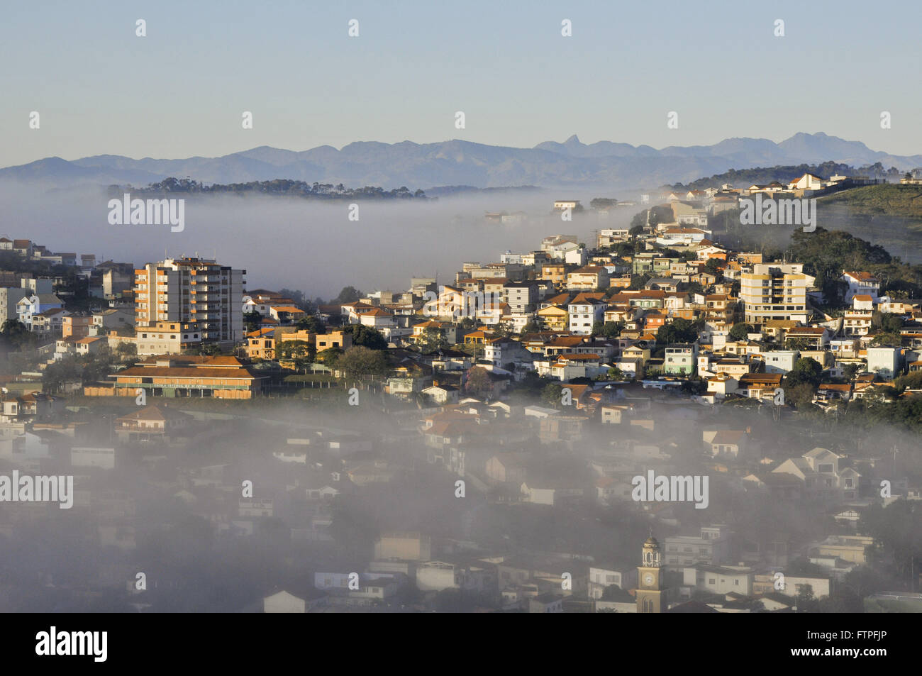 Vue de la ville et du brouillard dans la Serra da Mantiqueira à l'aube de Lookout Banque D'Images