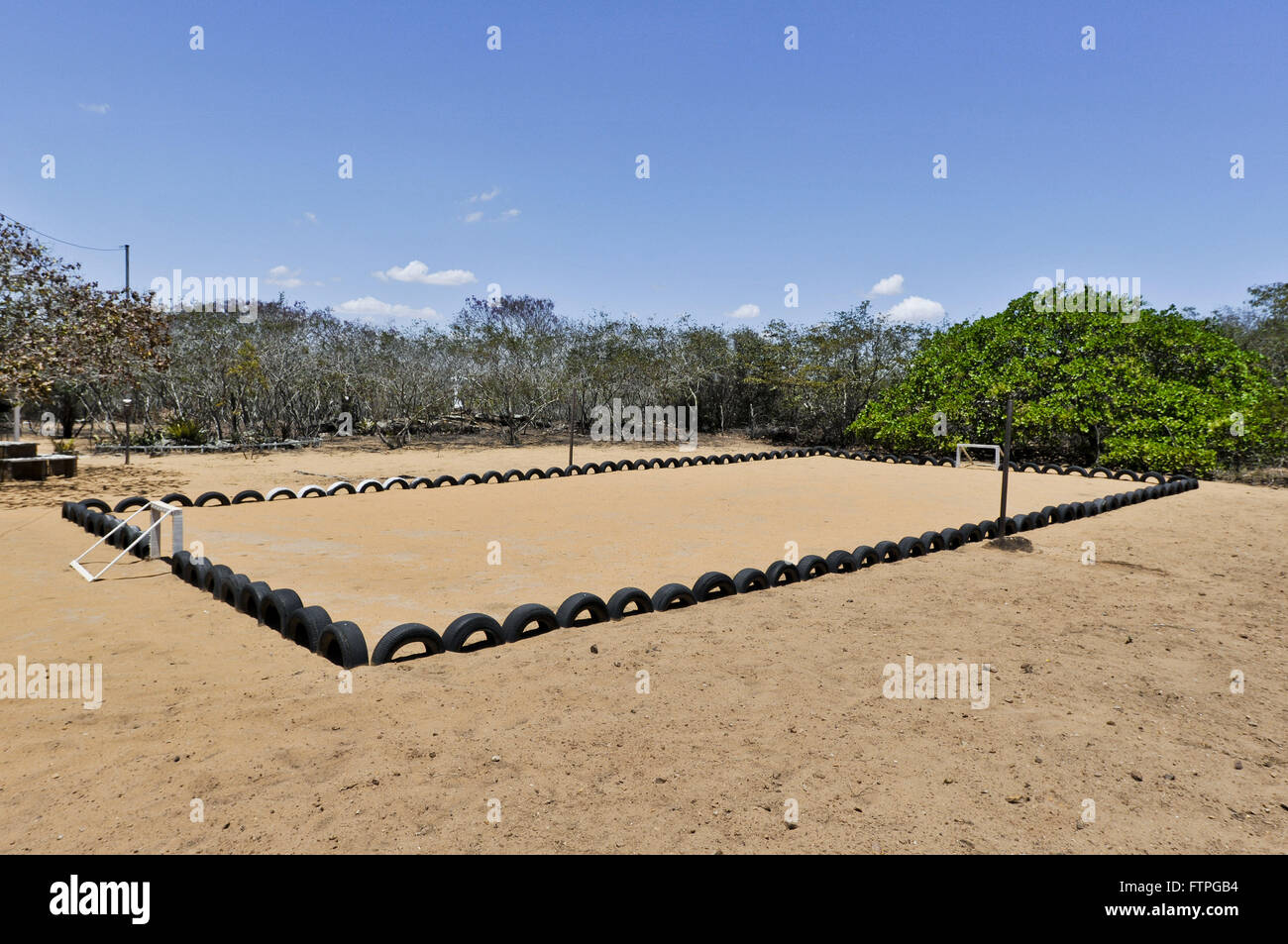 Petit terrain de foot entouré par les pneus usagés Banque D'Images