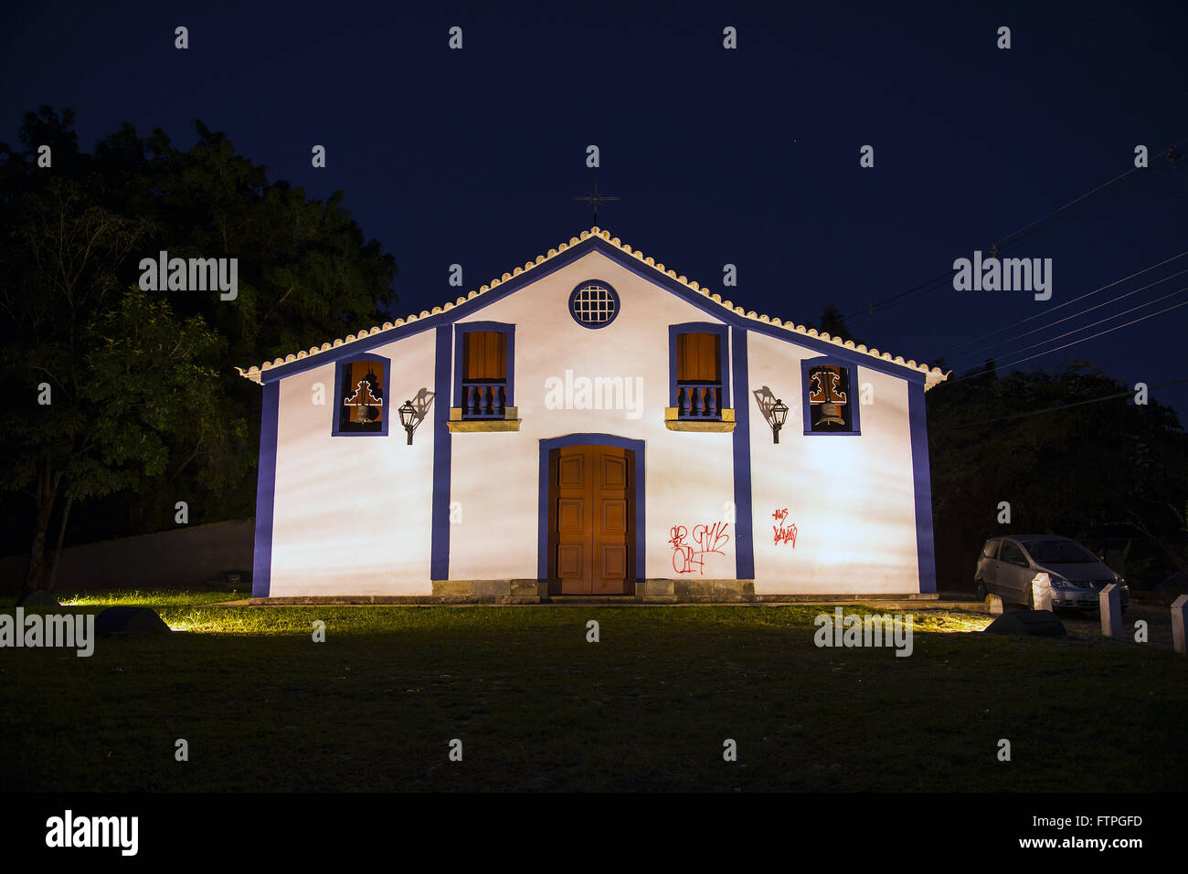 Vue nocturne de Sao Francisco de Paula Chapelle avec peint façade, construction du dix-huitième siècle Banque D'Images
