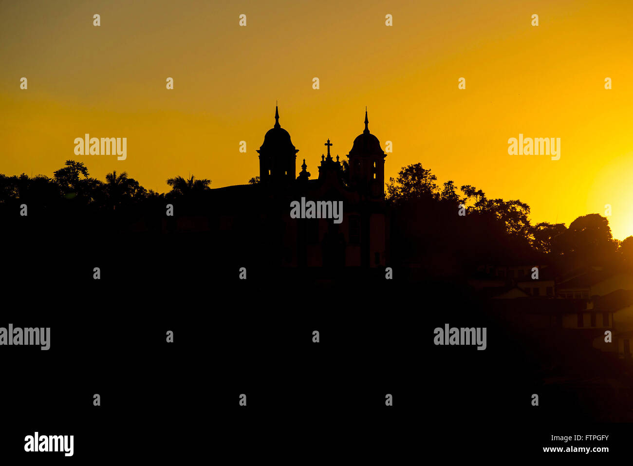 Par le coucher du soleil avec des tours d'église de Santo Antonio dans le centre historique dans l'arrière-plan Banque D'Images