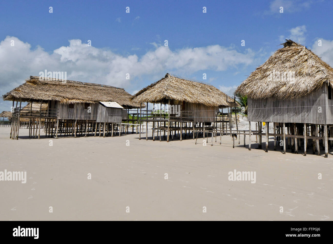 La Sape des maisons sur pilotis sur la plage de l'île de Pilao Banque D'Images