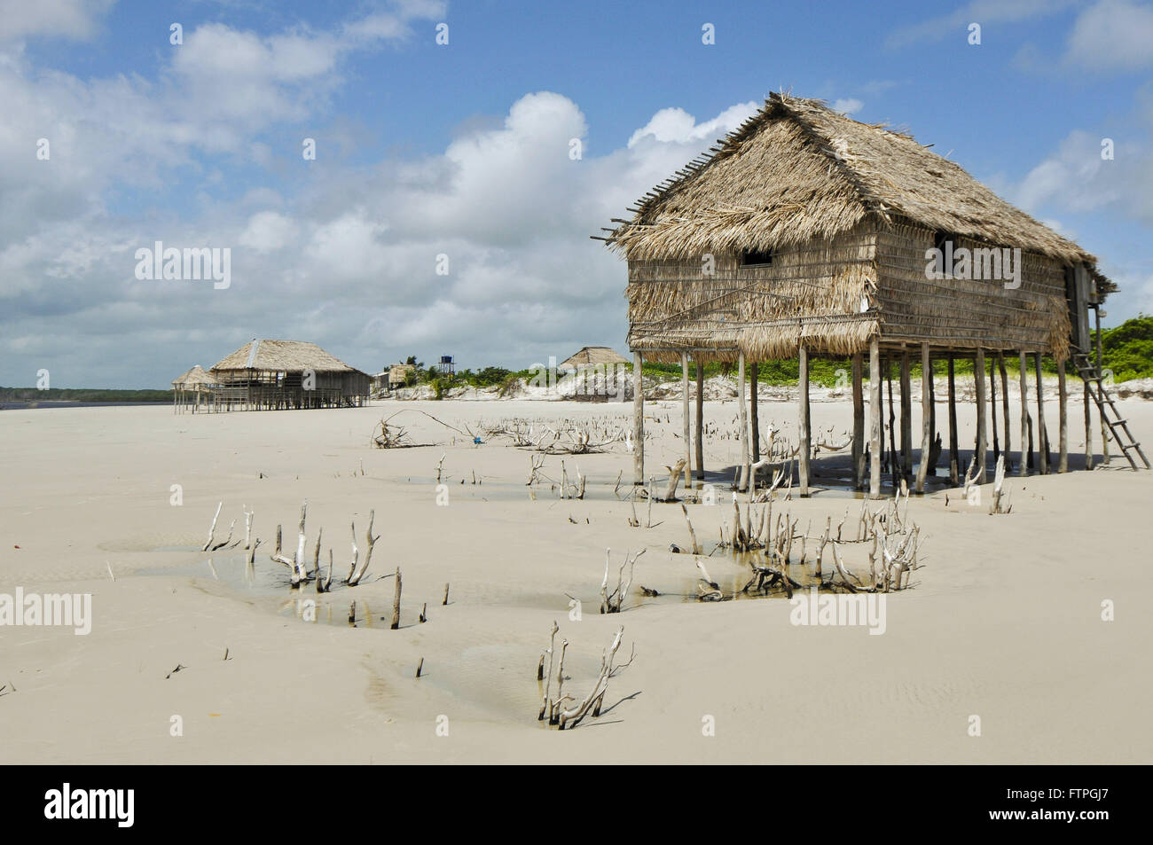 La Sape des maisons sur pilotis sur la plage de l'île de Pilao Banque D'Images