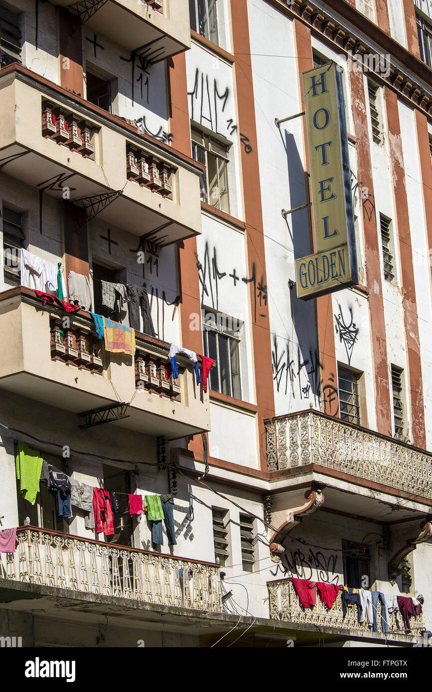 Hôtel populaire avec façade goudronnés et suspendre les vêtements sur un balcon dans le centre-ville Banque D'Images
