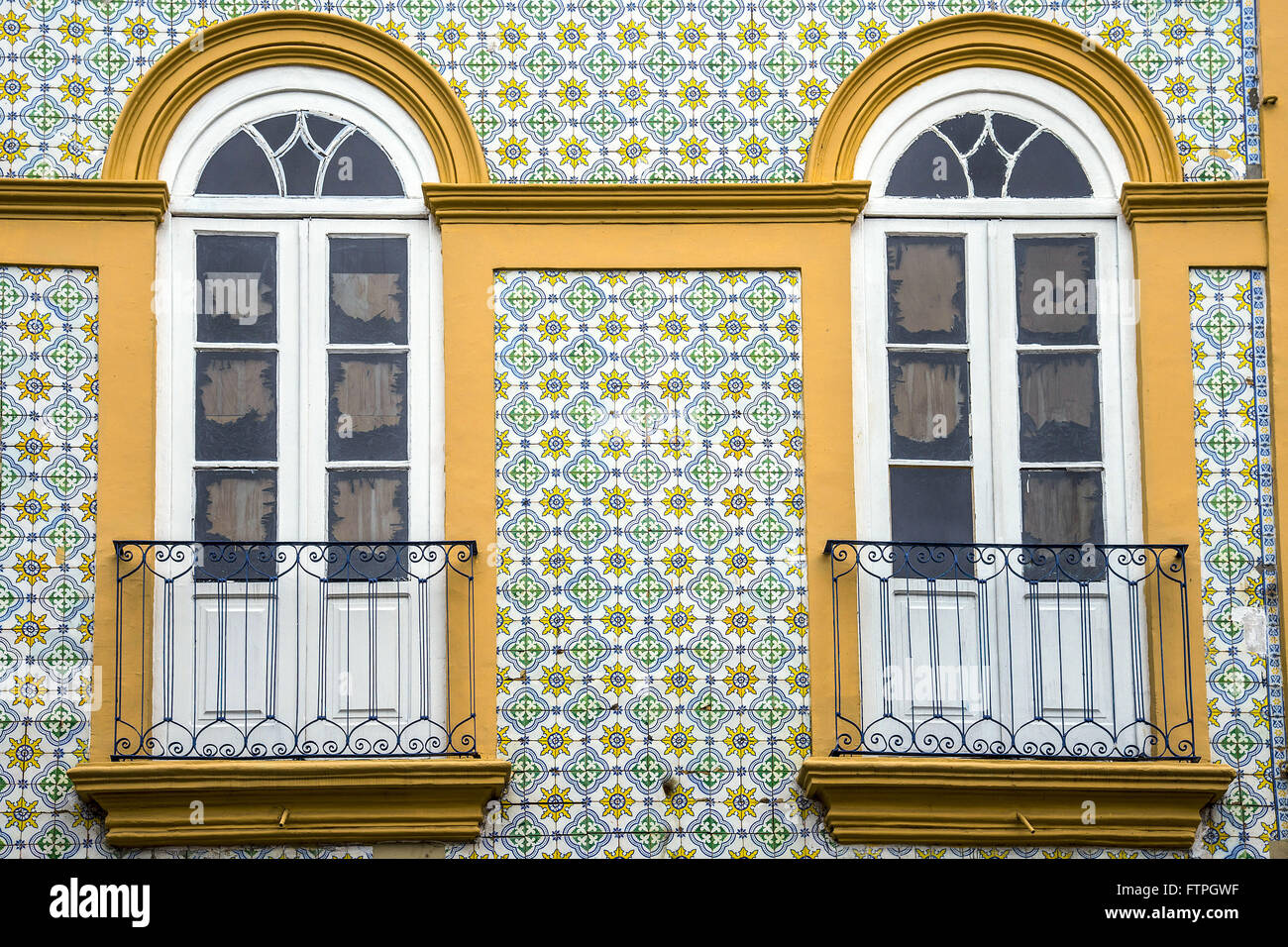 Détail de la façade de maisons historiques avec des carreaux portugais mur - centre-ville Banque D'Images