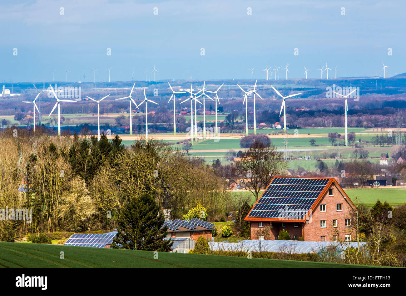 Maison privée avec de l'énergie solaire sur le toit de l'usine, parc éolien, les éoliennes, l'énergie éolienne, près de l'usine, l'Allemagne, l'ENSE Banque D'Images
