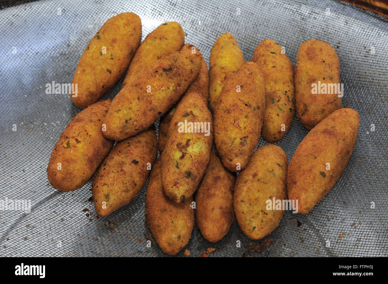 Boulettes de manioc farci de viande séchées vendues en Première partie Le manioc Banque D'Images