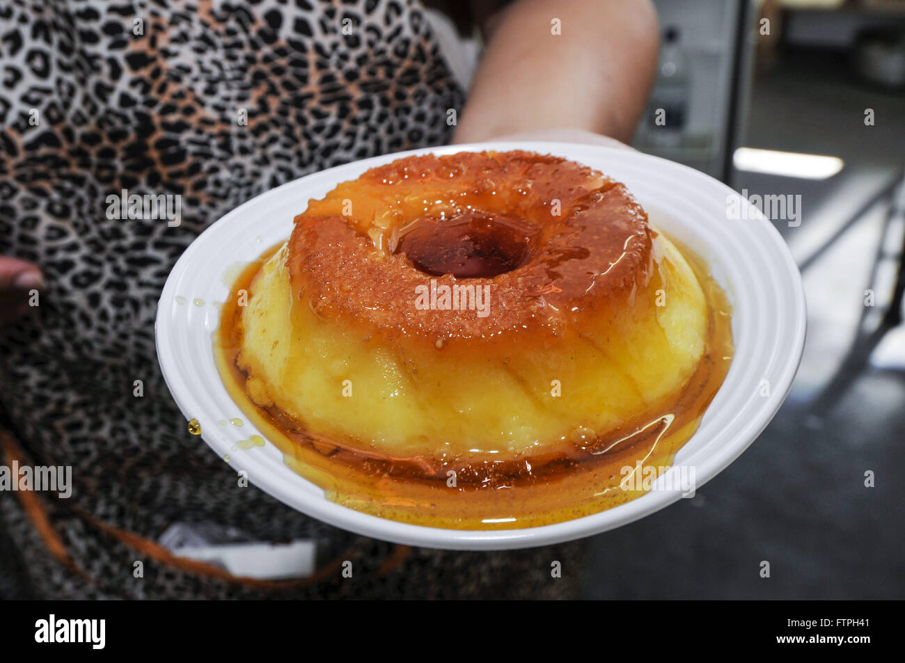 Pouding au tapioca à la vente le premier Festival du manioc Banque D'Images