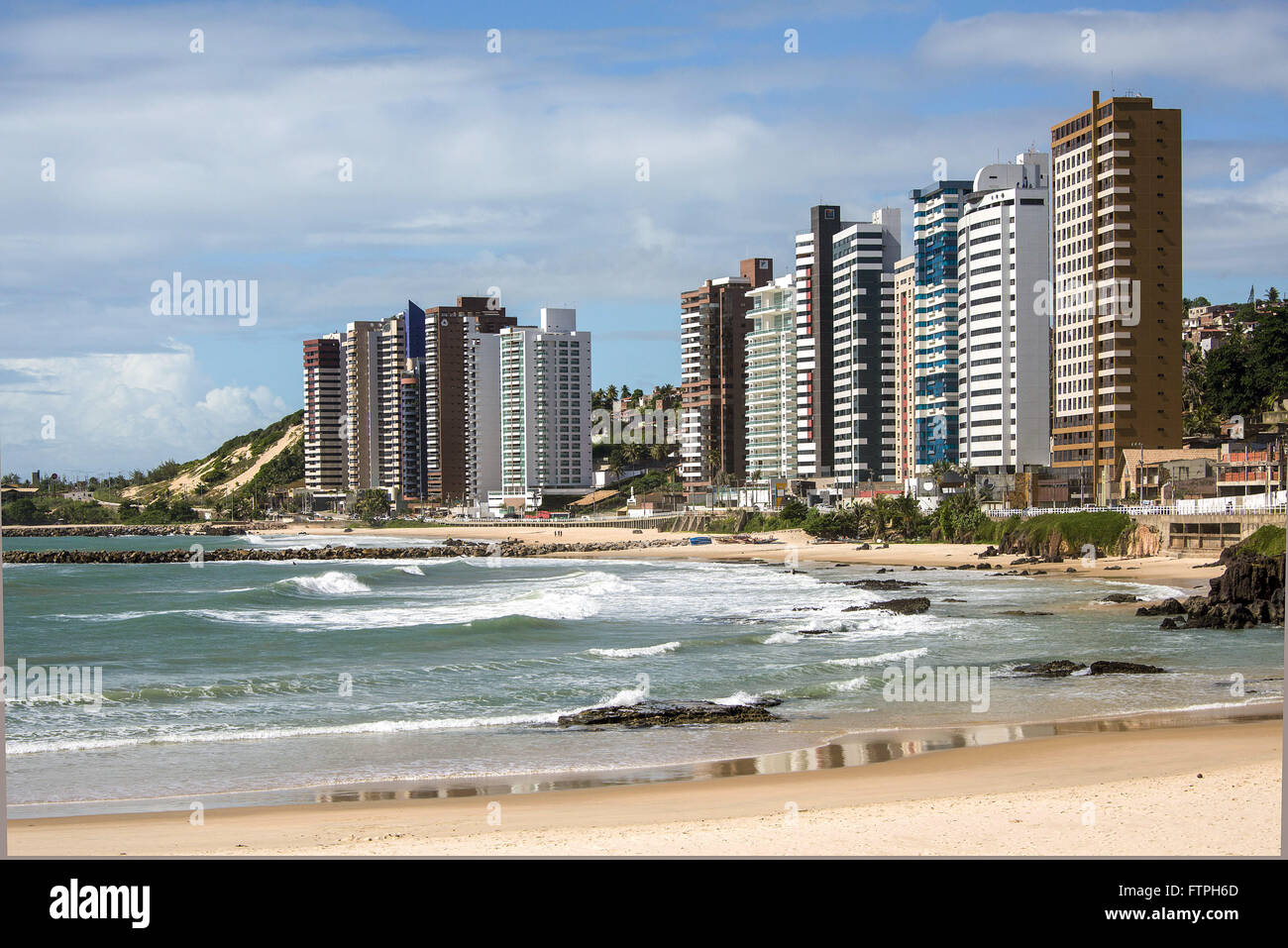 Vue sur la plage de sable noir de la plage Praia dos Artistas Banque D'Images