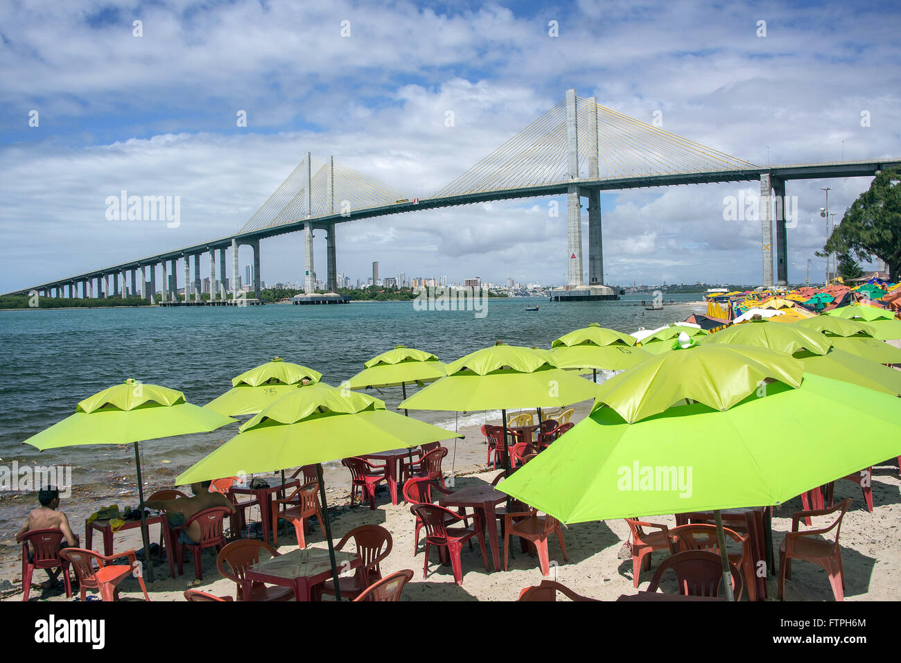 Redinha Beach sur la rive gauche de la rivière Potenji avec tous les Newton Navarro Bridge en arrière-plan Banque D'Images