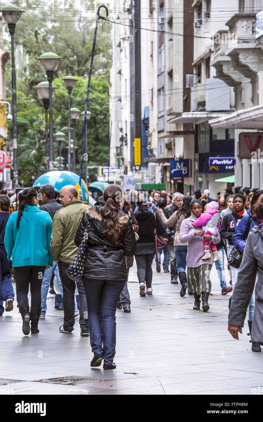 Circulation des personnes sur la promenade de la rue Andradas - centre historique de la capitale Banque D'Images