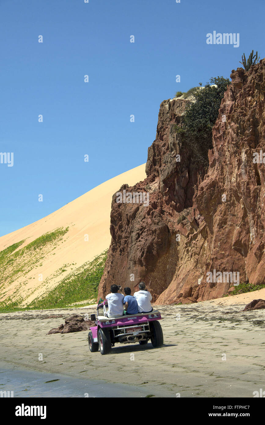 Randonnée en buggy dans la plage de Ponta Grossa avec des falaises et des dunes à droite Banque D'Images