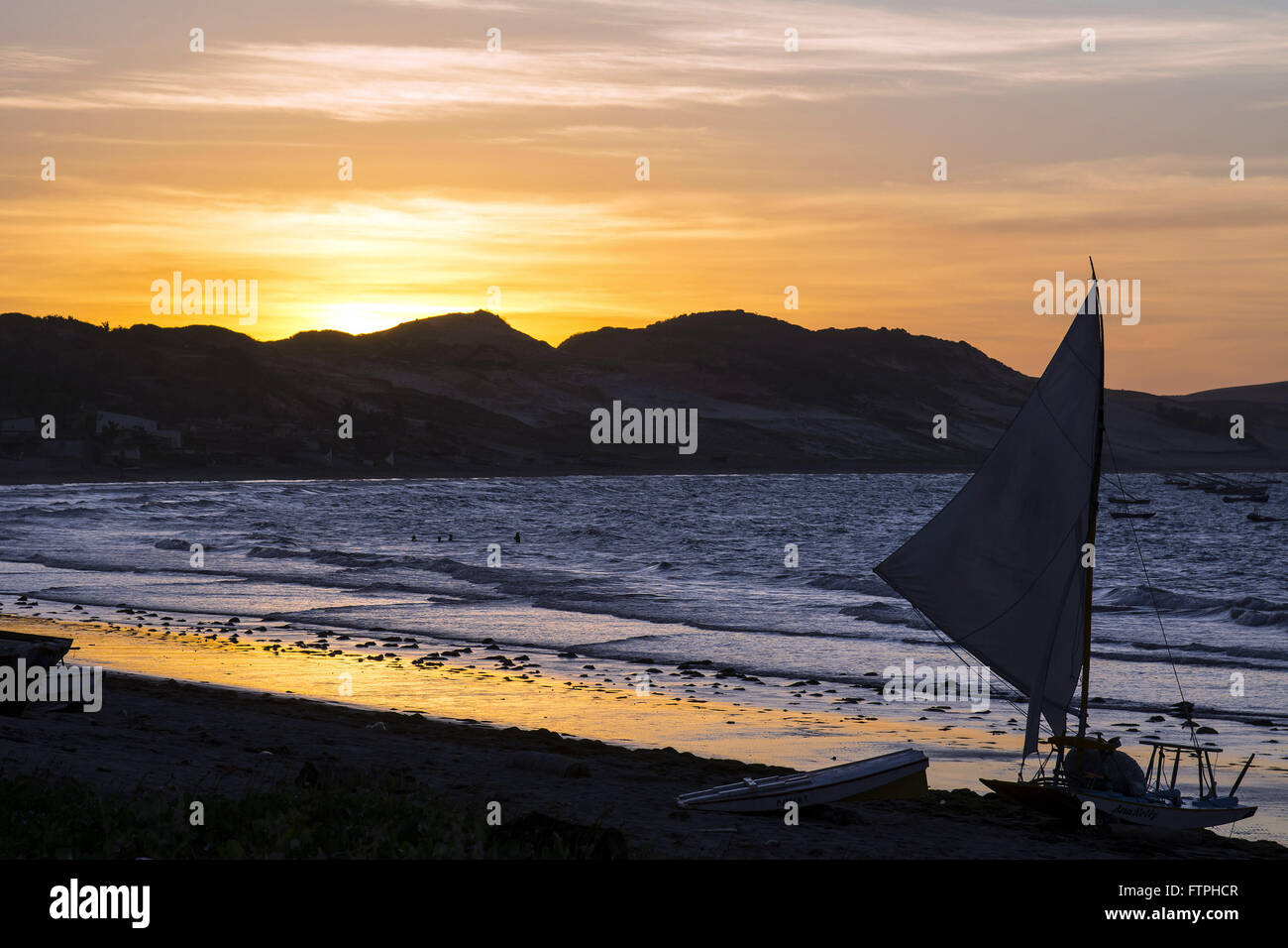 Coucher du soleil sur la plage avec radeau ronde sur le bord de l'eau Banque D'Images