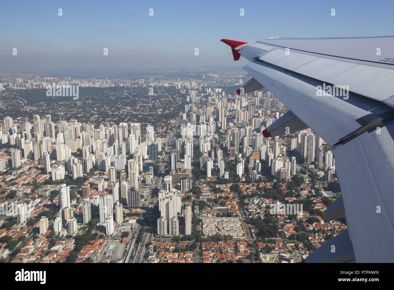 Détail de l'aile des avions volant dans la région de Sao Paulo - l'aéroport international de Congonhas Banque D'Images