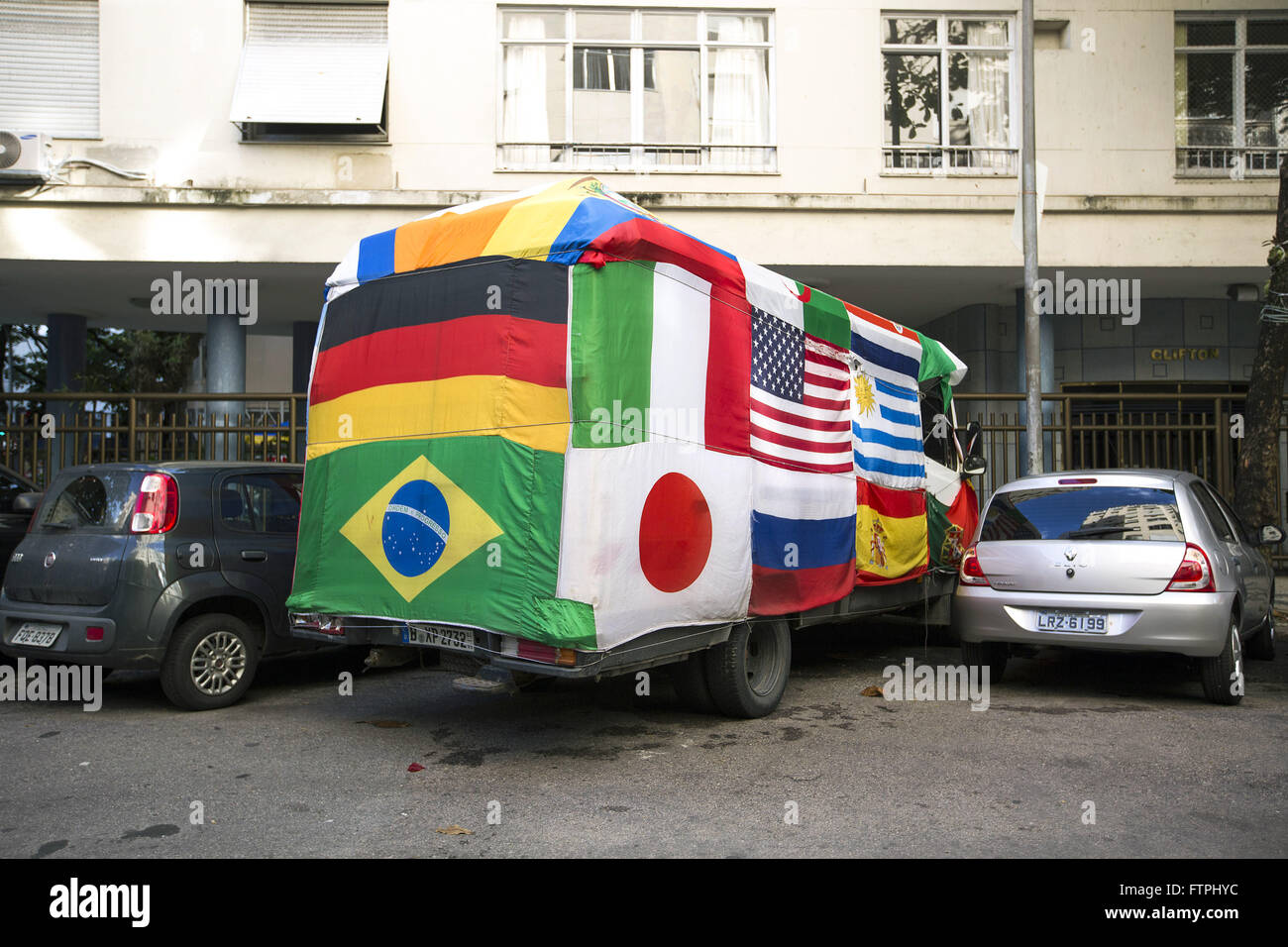 Minibus allemand stationné sur la rue Oak Bulhoes durant la Coupe du Monde FIFA 2014 Banque D'Images