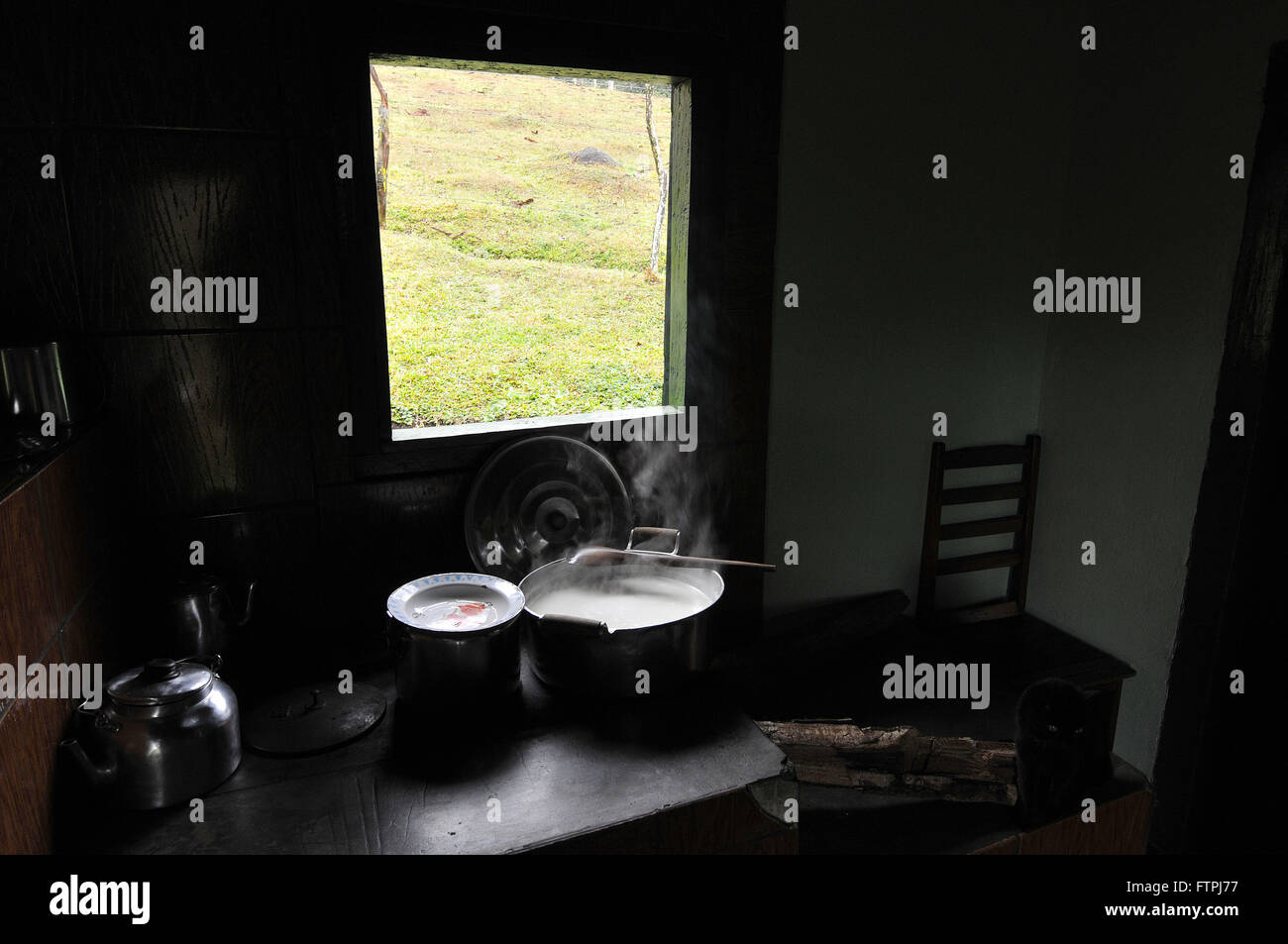 Dulce de leche est prêt poêle à bois en milieu rural quartier Fragaria Banque D'Images