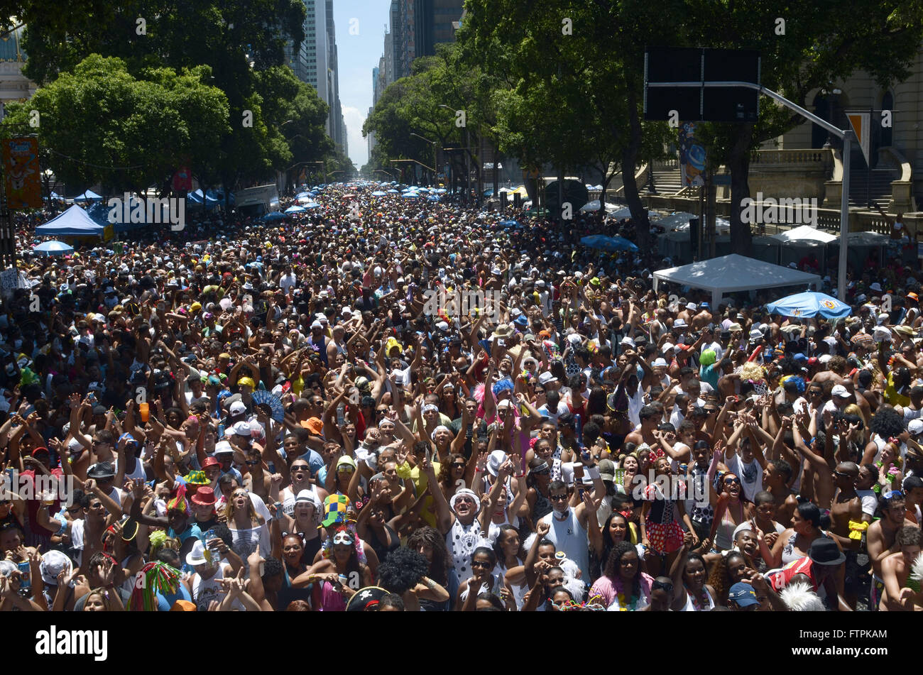 Foule à la suite de la boule noire Bloc à Avenida Rio Branco - centre-ville de Rio de Janeiro Banque D'Images