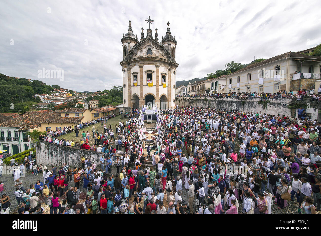 Pour assistindo missa da Pascoa em frente a Igreja de Nossa Senhora do Rosario Banque D'Images