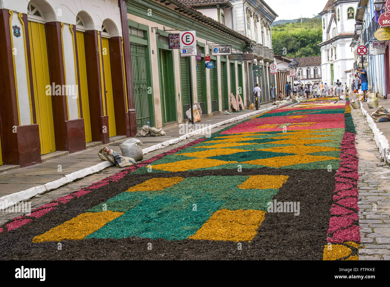 Rua Direita de serragem com decorada tapetes colorida para a procissao da Semana Santa Banque D'Images