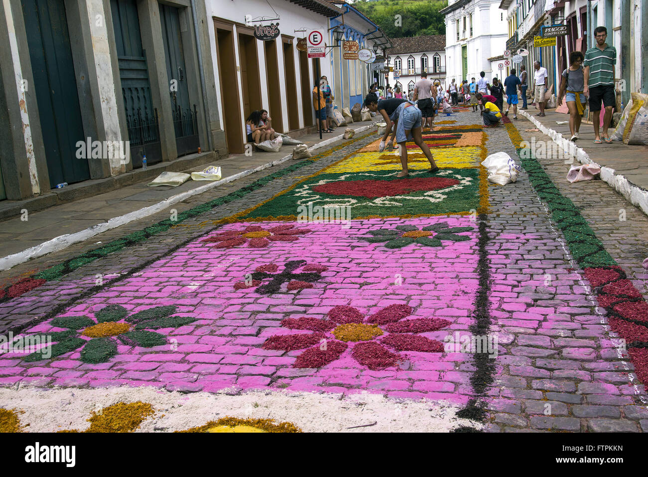 Fieis decorando rua de serragem com tapetes para colorida procissao da Semana Santa Banque D'Images